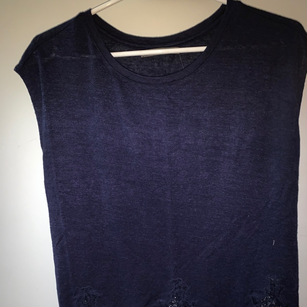 Navy tshirt détails en dentelle au bas